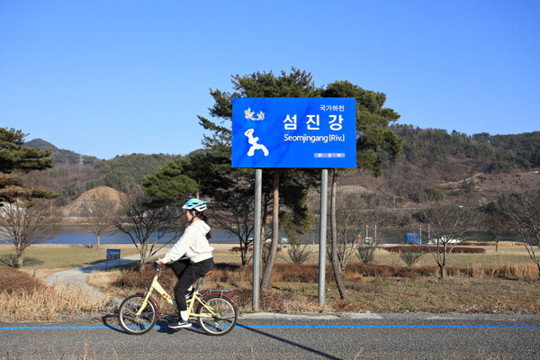 섬진강 자전거길 매화마을-배알도 수변공원 구간은 봄이 시작하는 3월 달리기 좋다 / 한국관광공사