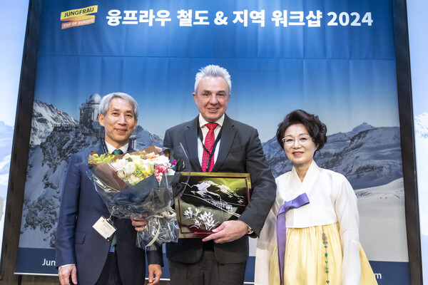 이날 동신항운 송진 대표는 우어스 케슬러 CEO에게 한국의 전통 자개로 만든 그림과 함께 감사의 꽃다발을 전달했다 / 동신항운 