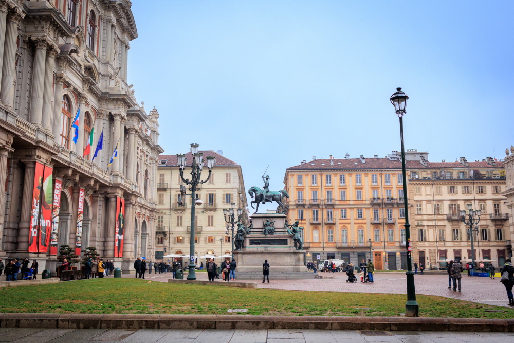 시립도서관, 반려견의 산책 공간 등이 모여 있어 토리노 로컬들이 휴식을 취하는 공간으로 유명한 카를로 알베르토 광장(Piazza Carlo Alberto)