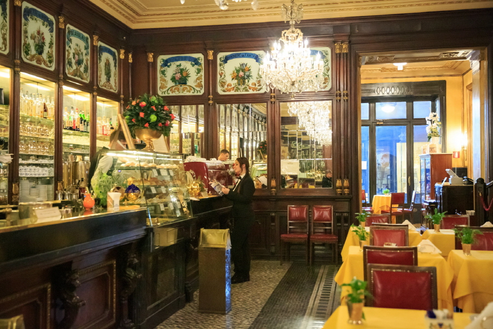 카페가 오픈한 1800년대 내부의 모습을 그대로 간직한 바라띠 앤 밀라노 Baratti & Milano