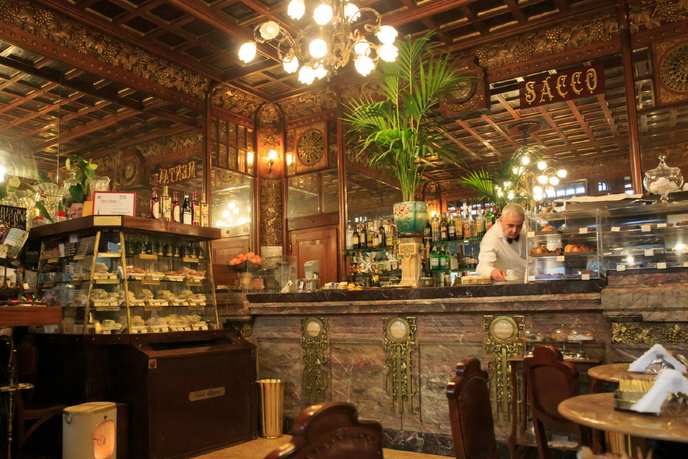 물라사노의 내부. 카페에 들어서면 처음 오픈한 1872년의 커피 문화를 즐기는 것 같다 Caffè Mulassano : Piazza Castello 15