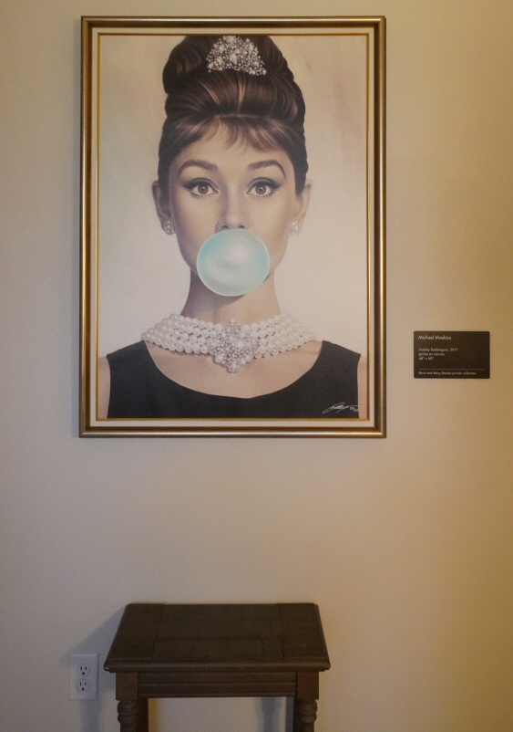 더 롯지는 세인트 에드워드 신학교를 개조한 호텔이다. 호텔 곳곳에는 눈길을 사로잡는 다양한 그림과 조형물이 전시돼 있다