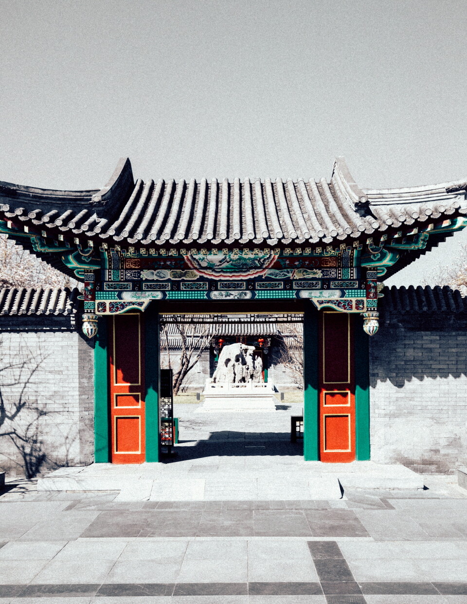 객실이 위치한 사합원의 입구. 입구 너머로 기괴한 형상의 수석이 보인다