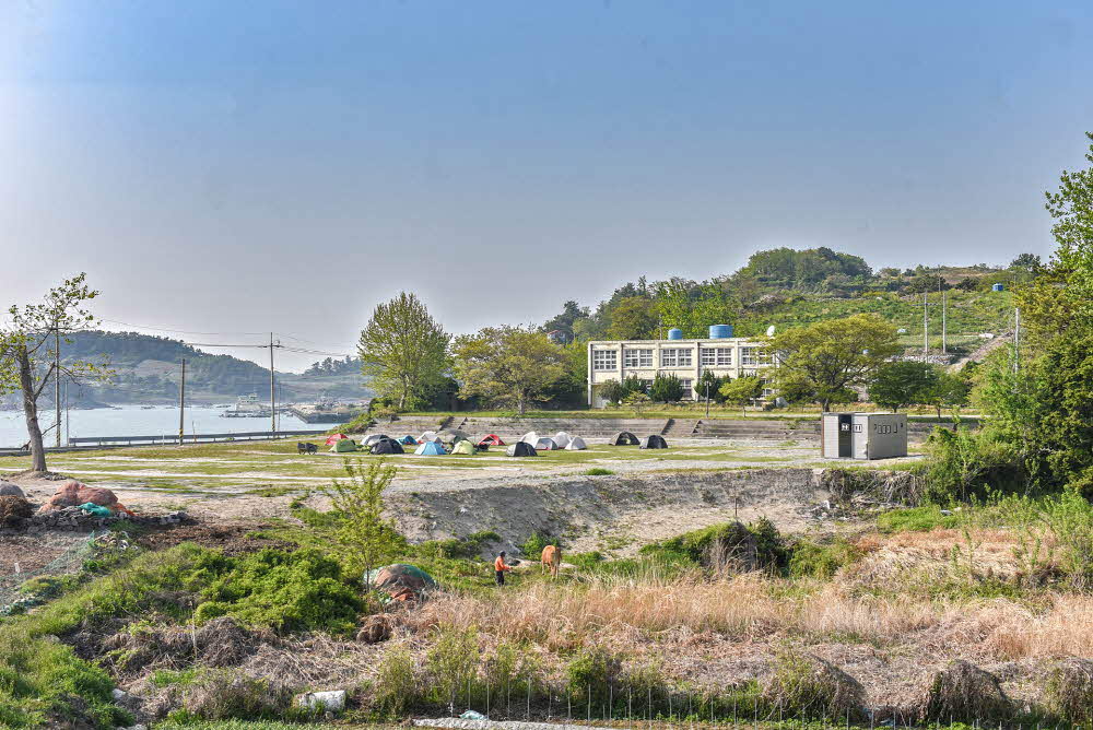 백패커들이 알음알음 찾아들어 캠핑을 즐겼던 낭도중학교 폐교터