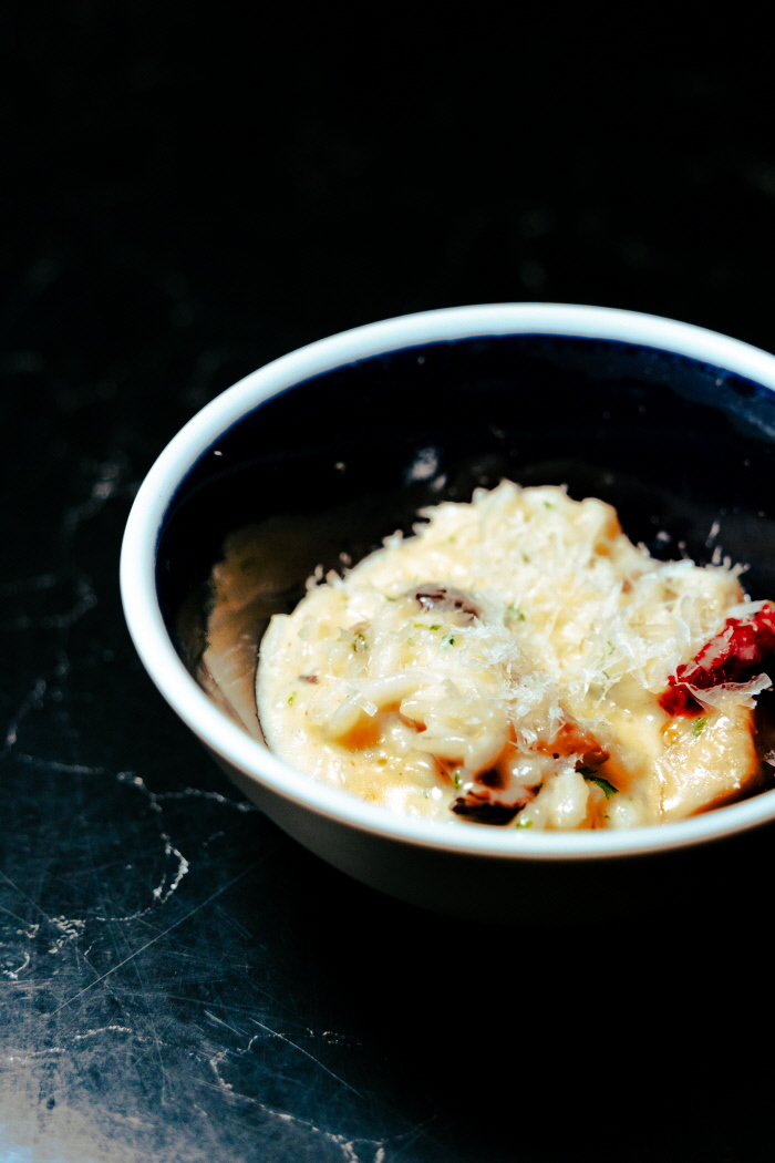 버섯을 곁들인 토마토 리소토. 일본에서 개발된 매실 토마토 품종의 아이코(Aiko) 토마토를 사용했다