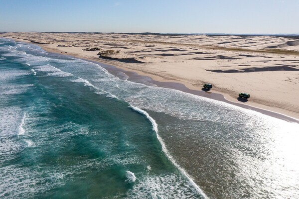 광활한 사구, 돌고래와 고래 관찰, 그리고 깨끗한 해변으로 유명한 포트스티븐스 / 뉴사우스웨일즈주관광청