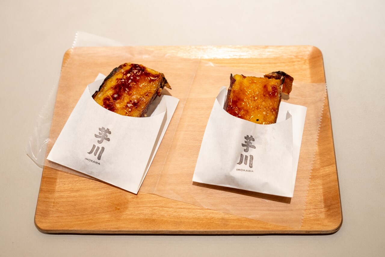 고구마 구이, 왼쪽은 소금을 올려 달콤 짭짤한 맛을 즐길 수 있고, 오른쪽은 크림브륄레처럼 굳은 설탕 코팅을 깨먹을 수 있다