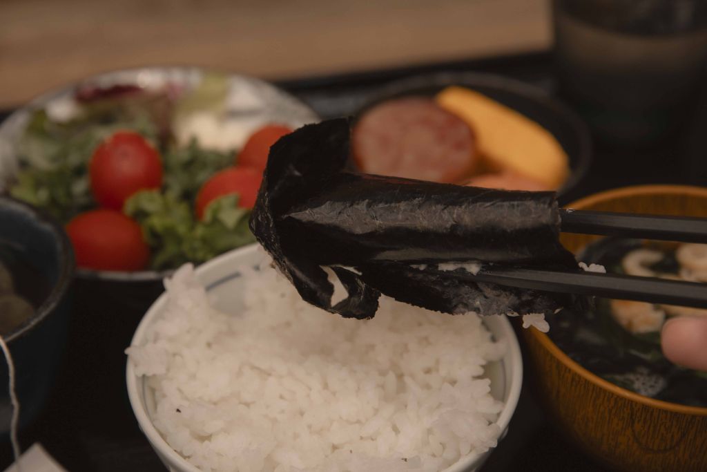아침 식사에 곁들이는 김은 로컬 재료이고, 직접 구워서 먹는다