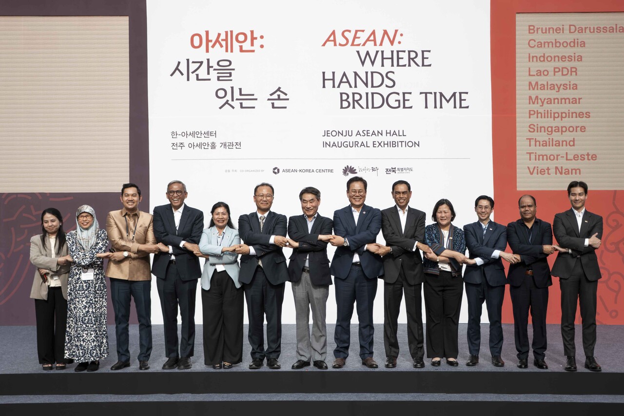 한-아세안센터 김재신 사무총장(가운데), 전주시 조지훈 시장(오른쪽 6번째), 외교부 권재환 아세안국장(왼쪽에서 6번째), 주한 아세안 11개국 대사단이 전주 아세안홀 개관식에서 기념사진을 촬영하고 있다 / 이성균 기자