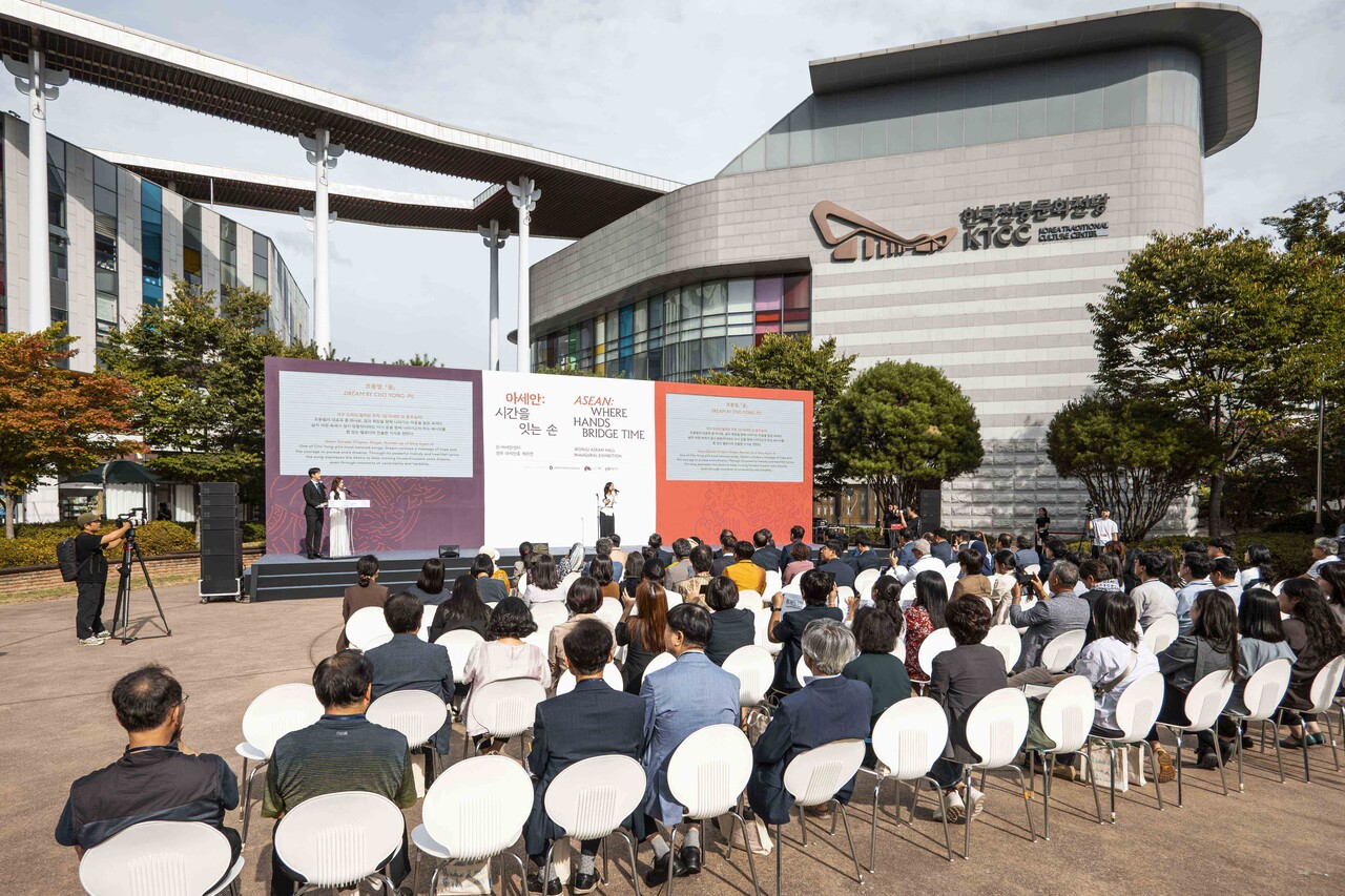 9월 17일 개관식 축하공연에서는 전북특별자치도립국악원의 판소리 와 필리핀 출신 가수 도라도(‘싱어게인4’ 준우승자)가 영화 ‘케이팝 데몬 헌터스’ OST ‘Golden’과 조용필의 ‘꿈’을 열창했다 / 이성균 기자 