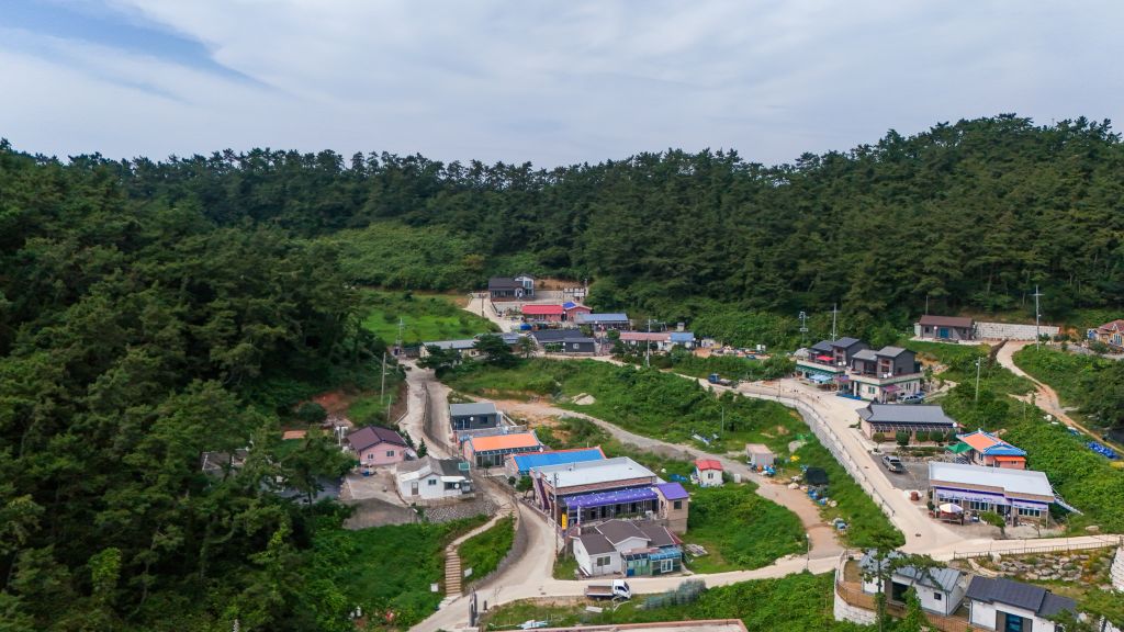 명도 마을 전경. 명도는 섬잇길 중간에 자리한 유인도로, 구렁이전망대가 있다