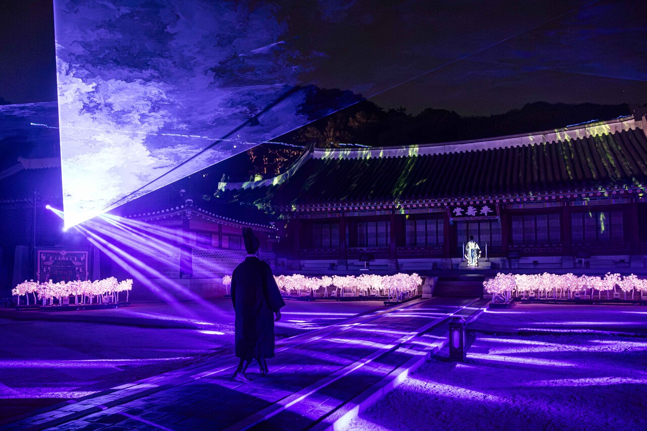 봉수당에서는 혜경궁 홍씨와 사도세자의 애틋한 해후를 그려낸다