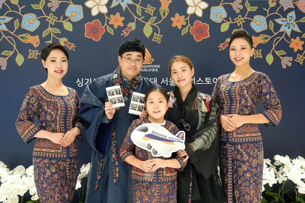 한복은 전시품에만 머물지 않는다. 성인 방문객은 바틱 한복을 직접 입어볼 수 있고, 어린이는 승무원을 상징하는 미니 케바야(Mini Kebaya) 또는 조종사 유니폼을 착용할 수 있다