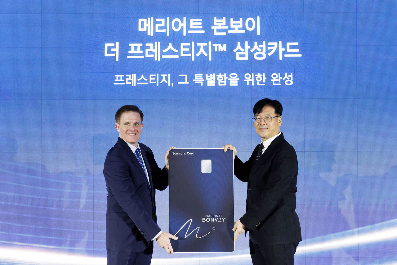 메리어트 인터내셔널 아시아 태평양 커머셜 부문 존 투미(John Toomey) 부사장(좌), 삼성카드 마케팅본부장 김대순 부사장(우)/ 메리어트 인터내셔널