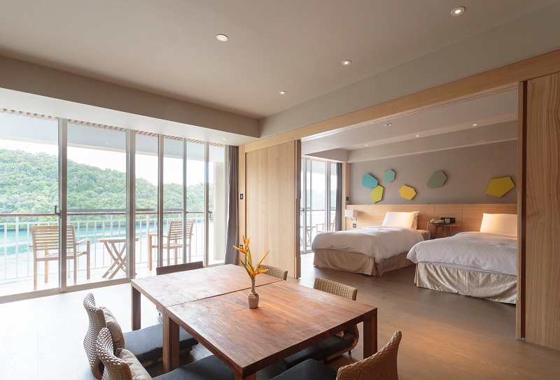 일본계 호텔답게 객실에 마련된 낮은 테이블과 좌식 의자도 눈길을 끈다. ⓒPalau Royal Resort