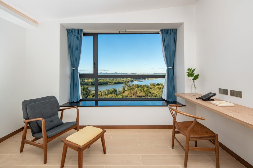 널찍한 테이블이 있는 방은 노트북을 펼쳐놓고 업무를 보기 좋다 ⓒPalau Mangrove Hotel