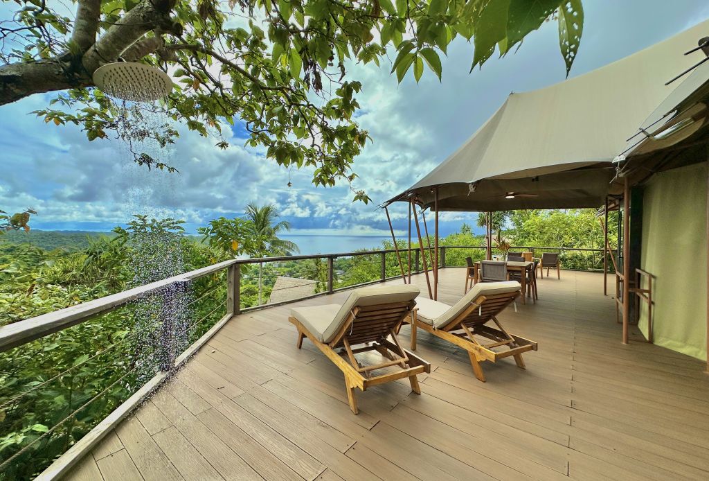 야외 레인 샤워 아래에서 자연을 온몸으로 느낄 수도 있다. ⓒPalau Carolines Resort